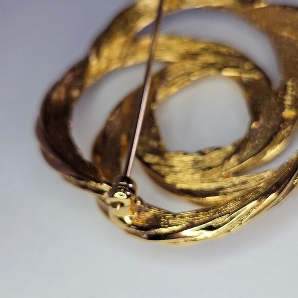 Vintage '60s Signed Monet Gold Tone Swirl Open Rope Ribbed Love Knot Brooch Pin - Picture 7 of 8